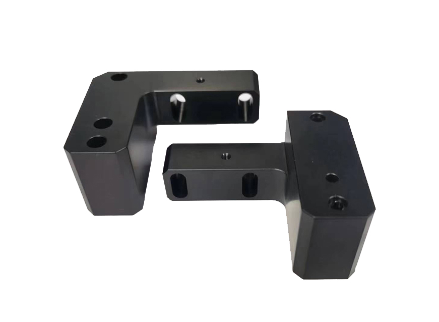 Comparaison du moulage par injection avec des pi&egrave;ces en plastique CNC personnalis&eacute;es